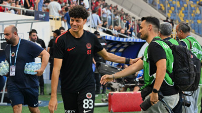 90 dakika boyunca tek futbolcunun peşindeler: Futbolun görünmeyen fotoğrafçıları