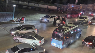Mamak’ta motosiklet kazası: Motokurye ağır yaralandı, trafik kilitlendi