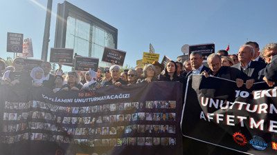 Ankara Garı’nda 11 yıl sonra aynı saatte anma: Karanfiller 10 Ekim Anıtı’na bırakıldı