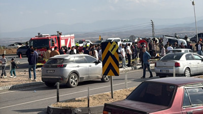 MHP konvoyunda feci kaza: 1 ölü, 4 yaralı!