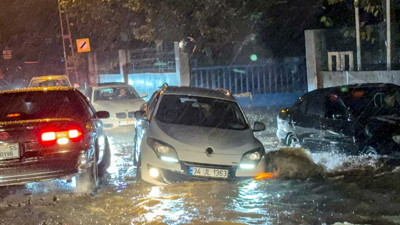 İstanbul sular altında kaldı: İETT otobüsü sürüklendi, mahsur kalanlar halatla kurtarıldı