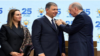 AK Parti rozeti takan Cemil Tugay'dan İzmirlilere müjde