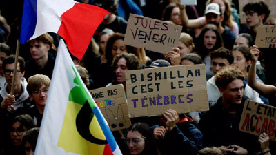 Fransız gençleri eylemlerde enden "Bismillah" pankartı açıyor?