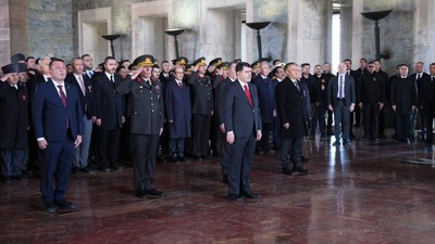 Ankara Valisi Şahin, Çanakkale Deniz Zaferi'nin 110. yıl dönümü dolayısıyla Anıtkabir'i ziyaret etti