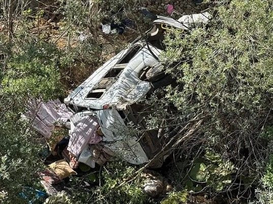 Sivas'ta facia: Minibüs uçuruma yuvarlandı - Resim: 2