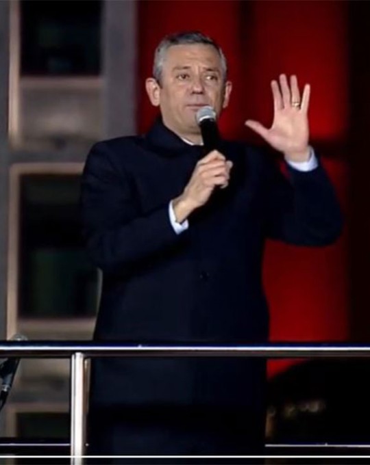 Özgür Özel Saraçhane'den seslendi: Bu gece tarih yazılıyor!
