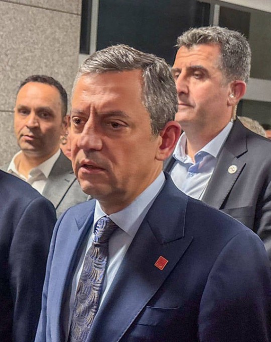 Özgür Özel'den İmamoğlu ziyareti sonrası açıklama: İçeride üç kahramanla görüştüm