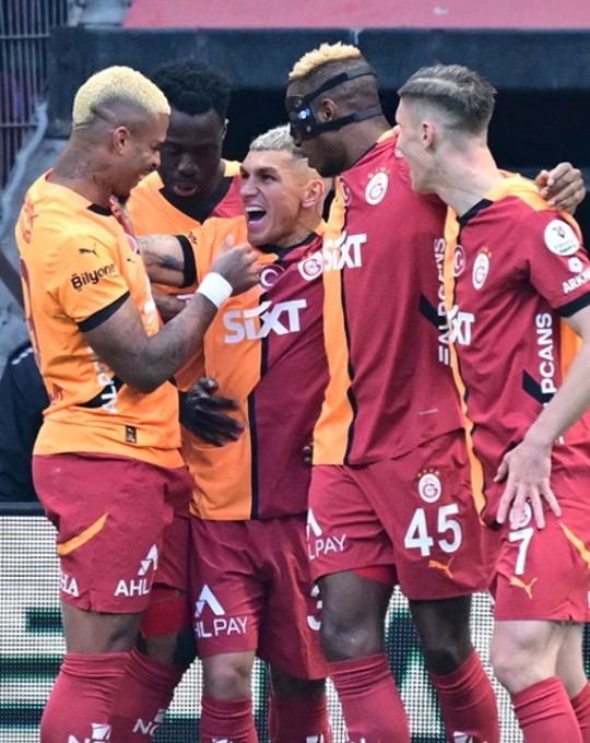 Osimhen şov yaptı, Galatasaray farka koştu