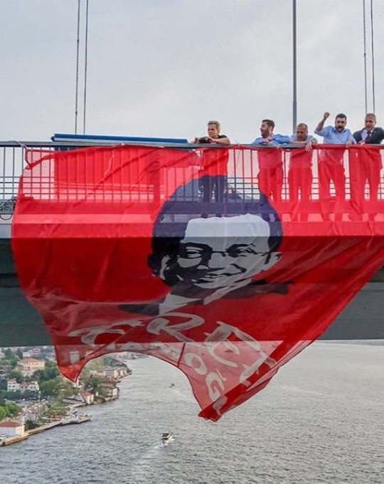 Köprüde 'İmamoğlu’na Özgürlük' pankartı: “Bu daha başlangıç”