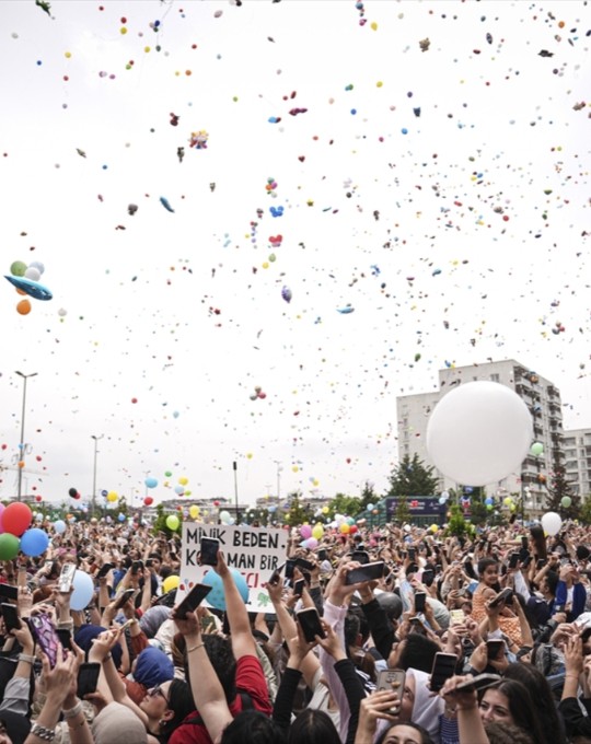 Kanseri yenen Ali Asaf için yüzlerce balon uçuruldu