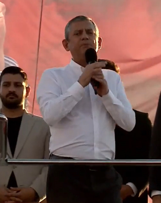 Özgür Özel: "Türkiye'nin birinci partisini kimseye aşağılatmam"