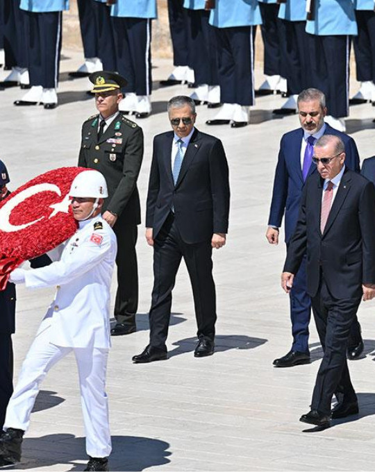 Erdoğan'dan YAŞ toplantısı öncesi Anıtkabir ziyareti: “Milletin istikbali için tarihi adımlar atıyoruz”