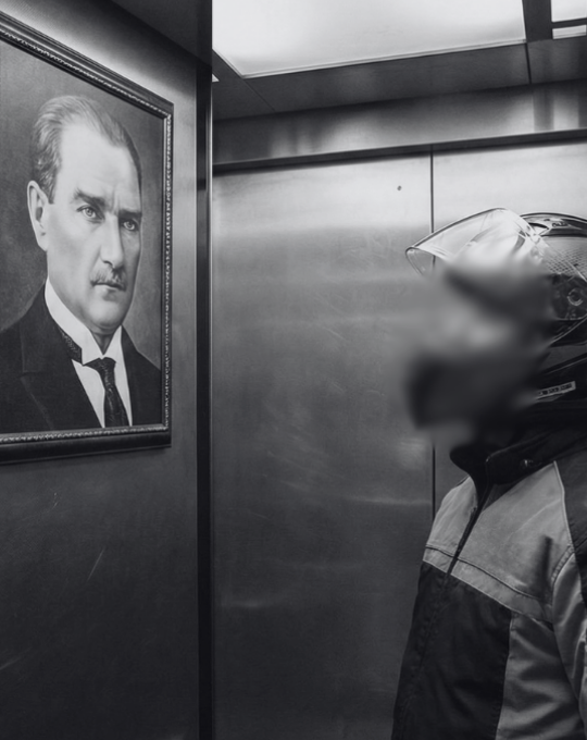 Kurye yakalandı, firma affetmedi! Atatürk portresine çirkin saldırı cezasız kalmadı