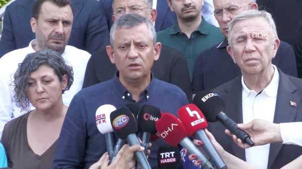 Özgür Özel ve Mansur Yavaş'tan Ferdi Zeyrek’e destek ziyareti: "Kalbimizin bir yanı kasılmış kaldı"