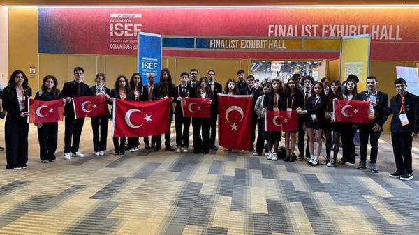 Lise öğrencileri Türkiye'ye 5 ödül kazandırdı