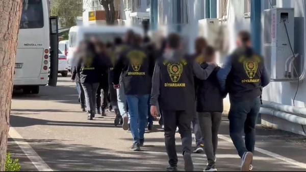 Diyarbakır'da güvenlik pazarcı ve simitçi kılığına giren hırsızlar polisler tarafından yakalandı