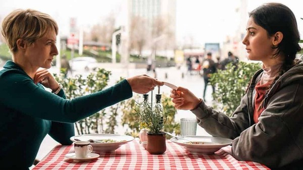 Netflix'ten nostaljik esintisi ile çatışmaların ortasında bir İstanbul hikayesi: İstanbul Ansiklopedisi