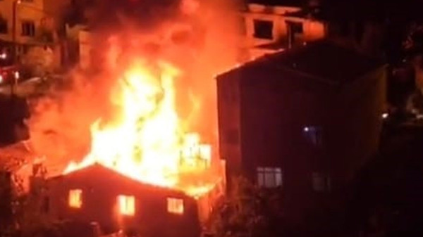 İstanbul'da buzdolabı patladı! Yangın 4 gecekonduyu sardı
