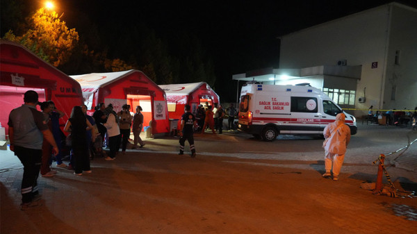 Deprem sonrası sahra hastanesi kuruldu: Halk geceyi stadyumda geçirdi