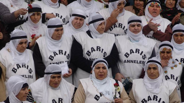 Beyaz başörtüleri sembol oldu: Barış Annelerinin 30 yıllık yürüyüşü sürüyor!
