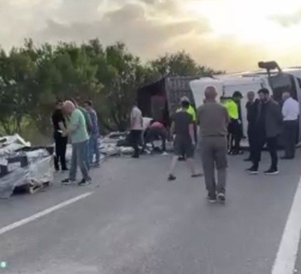 Eskişehir-Ankara kara yolunda kaza! Fayans yüklü TIR devrildi!