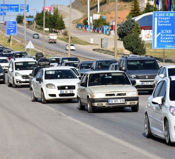 Ankara yönünde yoğun dönüş trafiği: Kırıkkale'de uzun araç kuyrukları oluştu