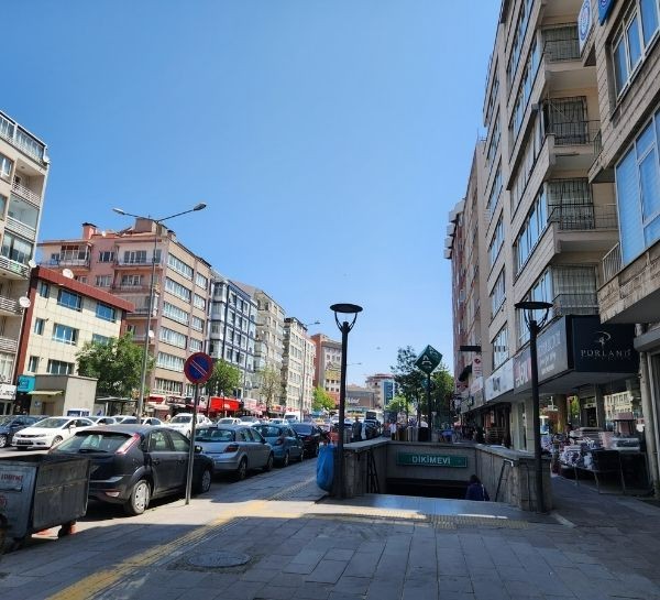 Çankaya'da trafik çilesi bitmiyor! Yol kenarına park edilen araçlar trafiği engelliyor