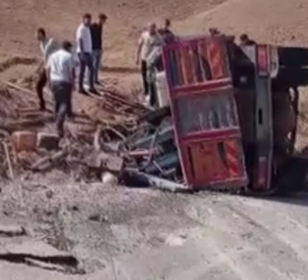 Beypazarı ve Gölbaşı'nda feci kaza! Kamyon devrildi, hafif ticari araç pastane duvarına çarptı!