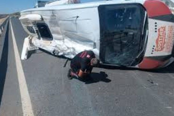 Öğrenci servisi devrildi 13 öğrenci yaralandı - Resim: 3