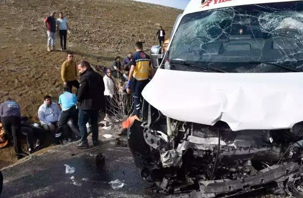 Sivas'ta facia: Minibüs uçuruma yuvarlandı - Resim: 1