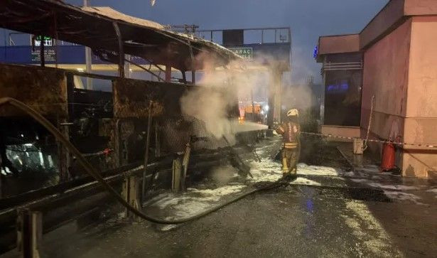İstanbul'da feci kaza: Yolcu otobüsü bariyerlere çarptı - Resim: 3