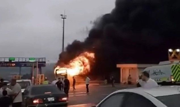İstanbul'da feci kaza: Yolcu otobüsü bariyerlere çarptı - Resim: 2