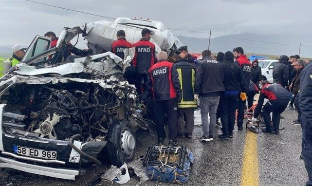 Sivas'ta facia: Minibüs uçuruma yuvarlandı - Resim: 3