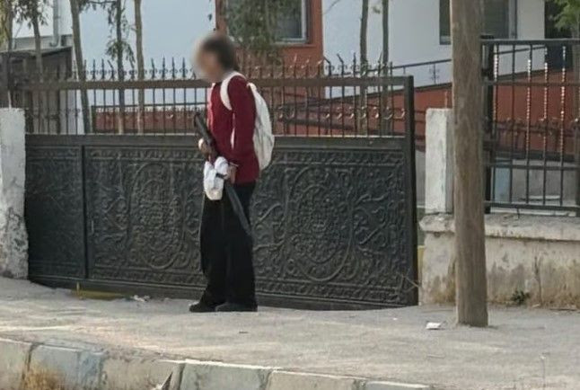 Kız öğrenci pompalı tüfekle geldi - Resim: 1
