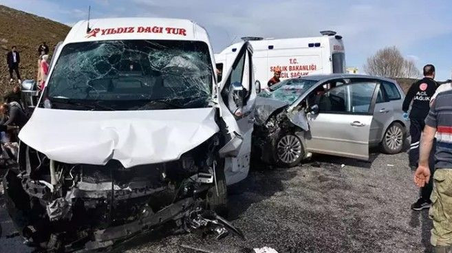 Sivas'ta facia: Minibüs uçuruma yuvarlandı - Resim: 4