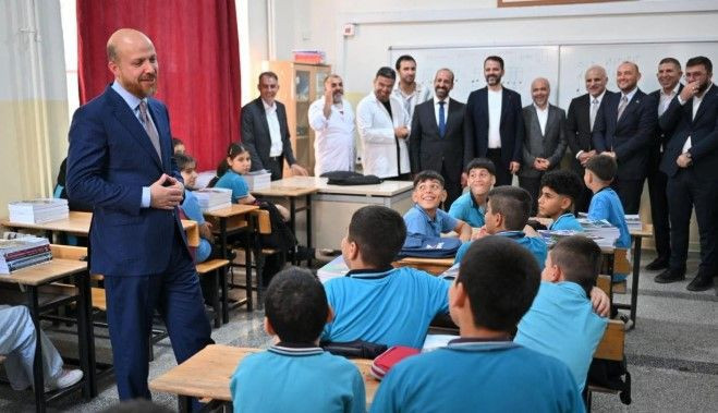 Bilal Erdoğan ilk ders zilinde öğrencilerle! - Resim: 1