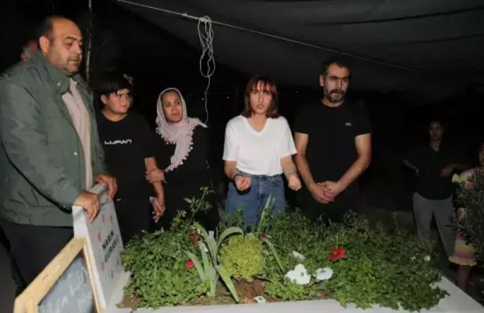 Güran ailesi üyeleri, Narin'in mezarını ziyaret etti - Resim: 2