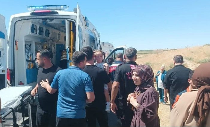 Öğrenci servisi devrildi 13 öğrenci yaralandı - Resim: 1