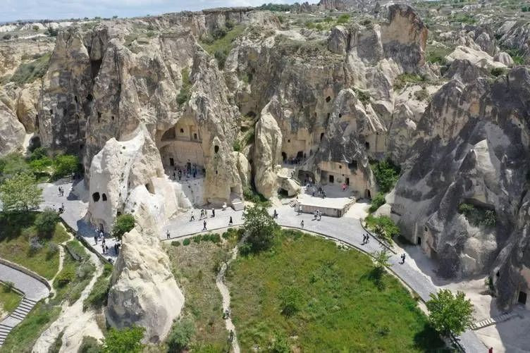 ÇÖKME MÜZE GİRİŞİNDE MEYDANA GELDİ