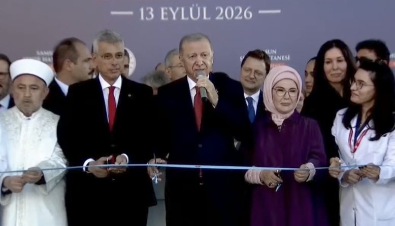 ERDOĞAN, SAĞLIK BAKANI VE SAĞLIK ÇALIŞANLARI İLE BİRLİKTE KURDELEYİ KESTİ