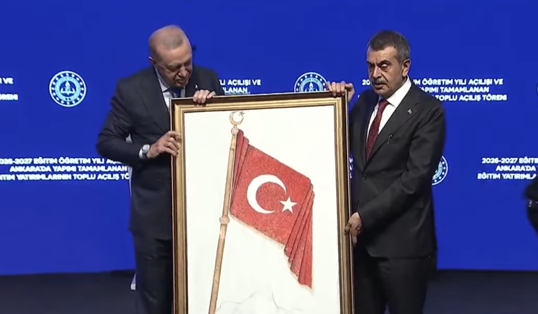 YUSUF TEKİN'DEN ERDOĞAN'A TÜRK BAYRAĞI