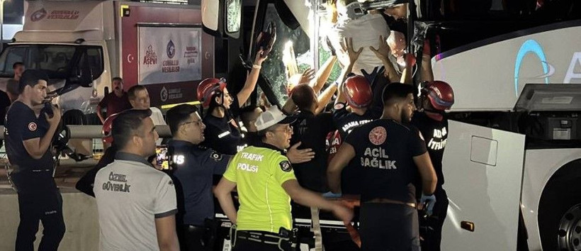 35 Kişiyi taşıyan yolcu otobüsü kaza yaptı - Resim: 2