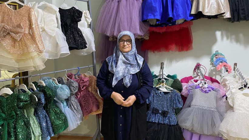 Giyemediği gelinlik hayaline dönüştü: Şimdi çocuklar için gelinlikler dikiyor