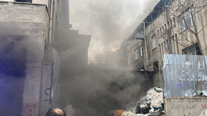 Altındağ'da iki katlı binada yangın çıktı: Müdahale sürüyor