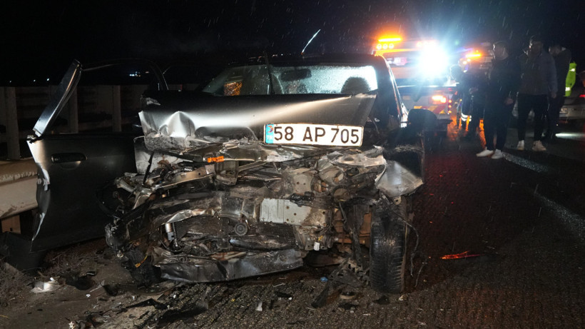 Yaralılara müdahale eden 2 sağlıkçıya araç çarptı: 10 yaralı