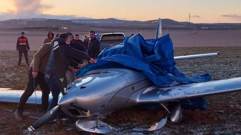 Ankara Polatlı'da eğitim uçağı zorunlu iniş yaptı, Pilotlar kurtuldu