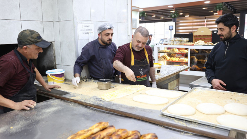 Başkan Ercan, ramazan ayında esnafla birlikte pide pişirdi