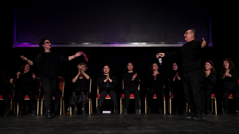 Etimesgut Belediyesi Emekliler Tiyatrosu'ndan "Ah Şu Gençler" oyunu izleyenleri büyüledi