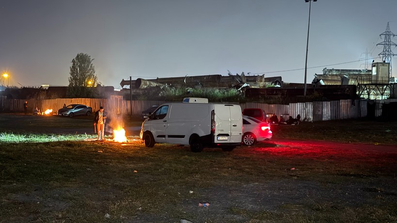 İstanbul'da bazı vatandaşlar deprem endişesiyle geceyi dışarıda geçirmeye devam etti