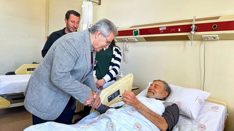 Usta oyuncu Ahmet Mekin kaldırımdan düşerek yaralandı
